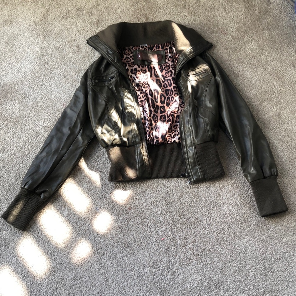 Cute faux leather jacket 💚⭐️